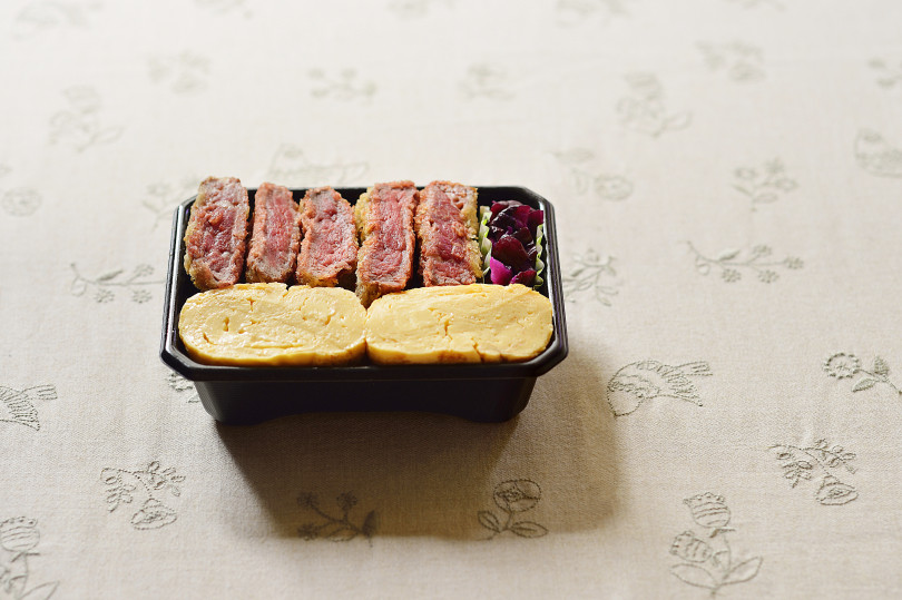 とり山卯吉「ビーフフィレカツだし巻弁当」（税込1,944円）