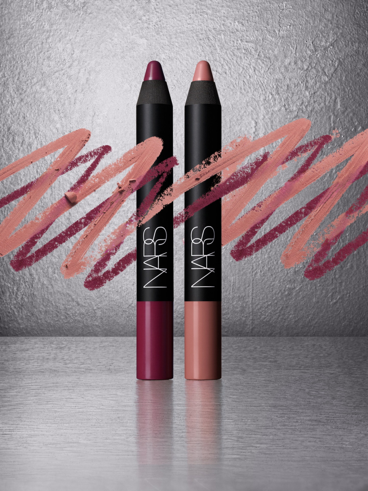 「NARS カオス ベルベットマットリップペンシルデュオ」（各色2.4g／4,500円）※11月22日数量限定発売／SEIBU SOGO e.デパート（⻄武・そごう公式ショッピングサイト）限定発売