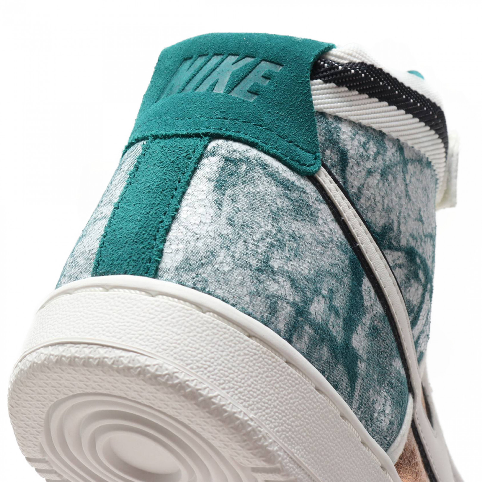 NIKE W VANDAL HI LX（1万3,000円）