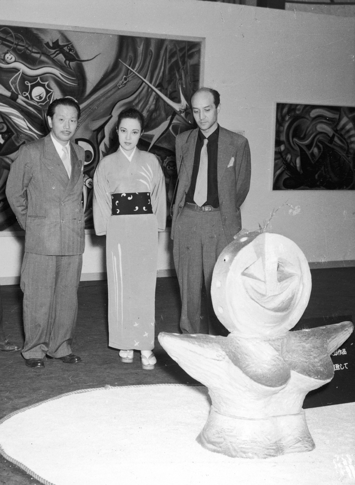 1952年「渡欧記念岡本太郎展」（於大阪髙島屋）会場のイサム・ノグチ、山口淑子、岡本太郎