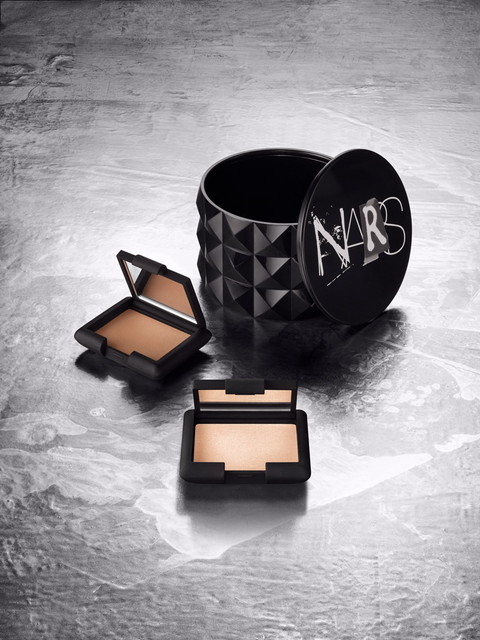 「NARS リトルフェティッシュ 8377」（ハイライティングパウダー 5222 3.8g ブロンズパウダー 5101N 2.5g／2,900円）※11月22日数量限定発売／NARSカウンター限定発売