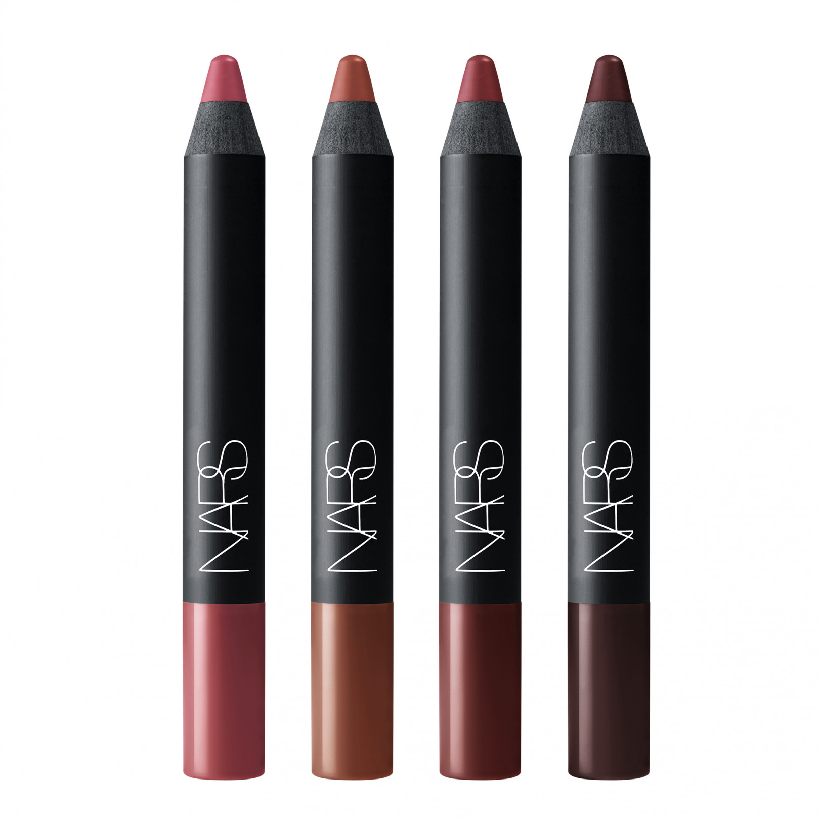 「NARS マニック ベルベットマットリップペンシルセット」（左から：ベルベットマットリップペンシル ラスティローズ、ディープキャメル、ディープラズベリー、ディープブラックベリー/各色2.4g/12,800円/限定ポーチ付き）※11月22日数量限定発売／セミセルフ店舗限定発売