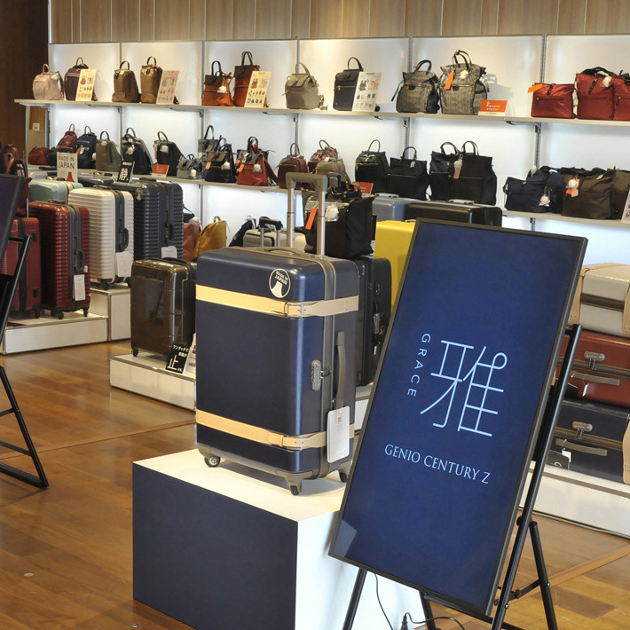 銀座三越ではエースの日本製スーツケースブランド、プロテカ（PROTECA）をラインナップの中心としたトラベルフェアを開催