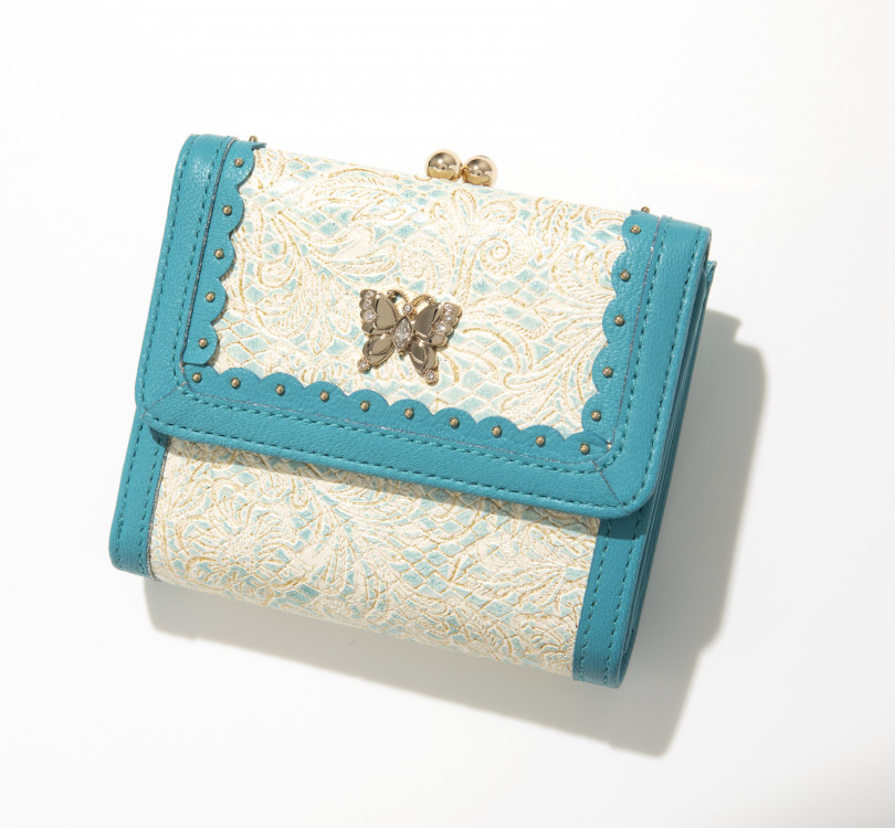 エンボスの凹凸部分にラメをプリントしたレザーが華やか。トレンドのコンパクトバッグに入る人気の二つ折りタイプ。口金2つ折り財布＜ライトブルー＞（11×9.5）1万7,820円