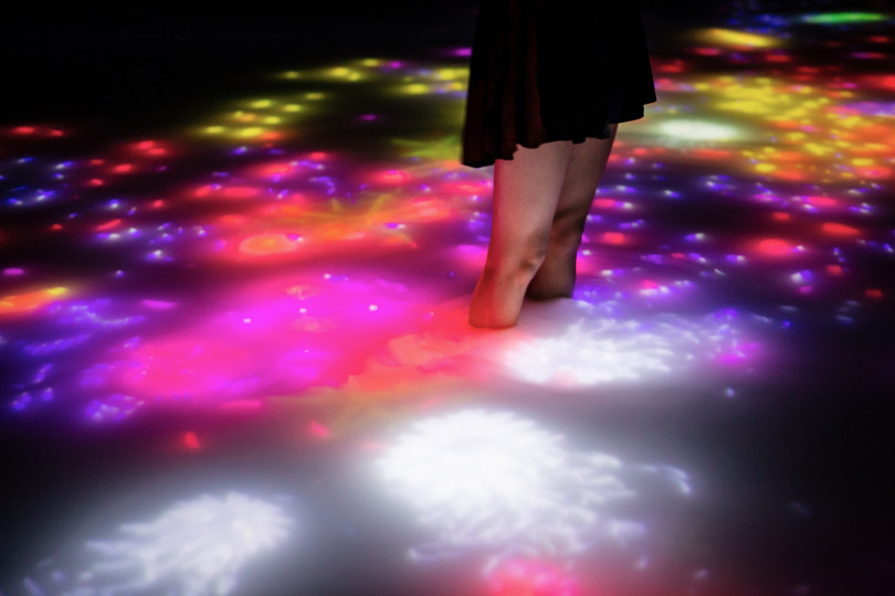 Drawing on the Water Surface Created by the Dance of Koi and People - Infinity teamLab, 2016-2018, Interactive Digital Installation, Endless, Sound: Hideaki Takahashi