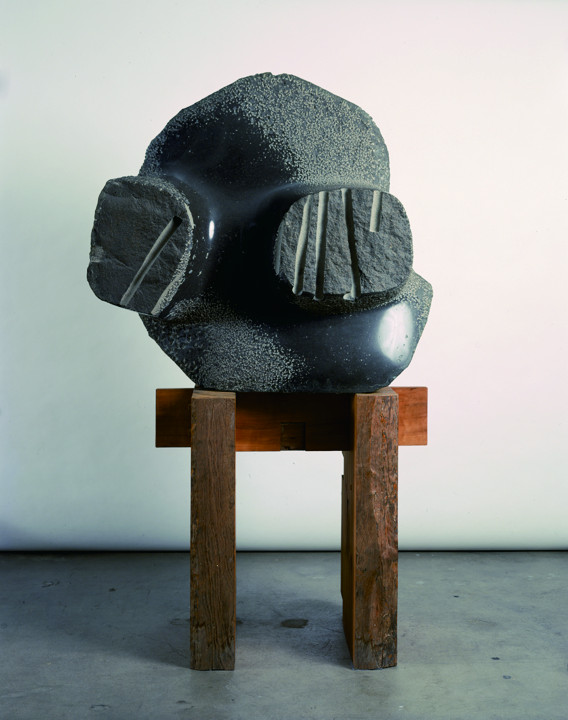 イサム・ノグチ《捜す者、捜し出したり》 1969年、玄武岩、94.0×100.3×49.8cm、 イサム・ノグチ財団・庭園美術館（ニューヨーク）蔵