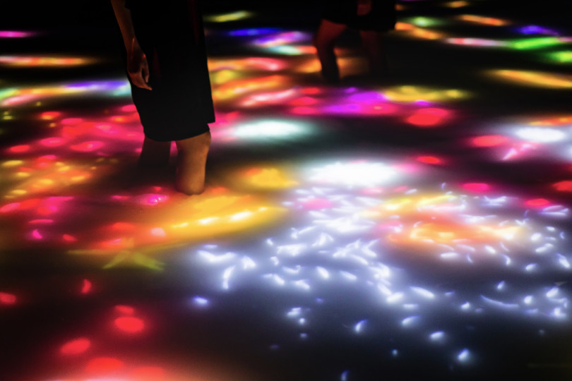 Drawing on the Water Surface Created by the Dance of Koi and People - Infinity teamLab, 2016-2018, Interactive Digital Installation, Endless, Sound: Hideaki Takahashi