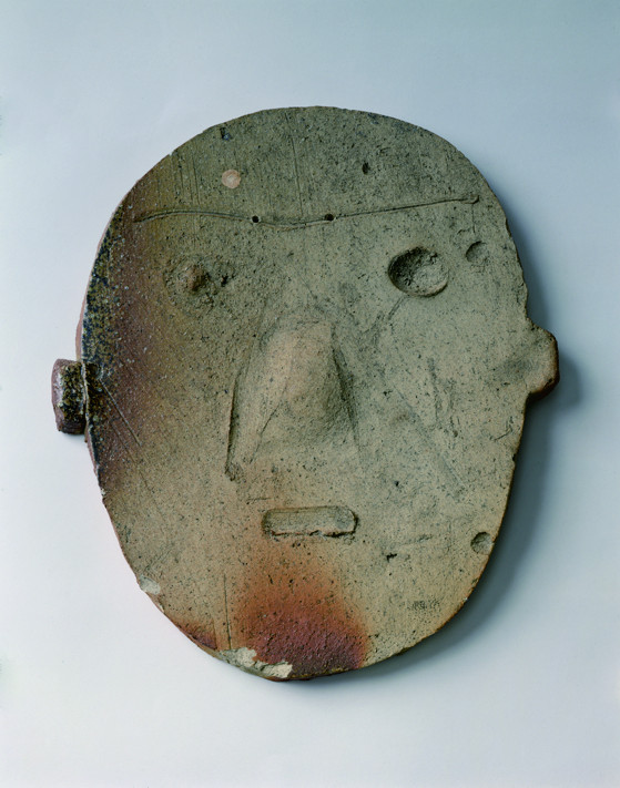 イサム・ノグチ《顔皿》 1952年、陶、30.8×27.3×2.9cm、 イサム・ノグチ財団・庭園美術館（ニューヨーク）蔵