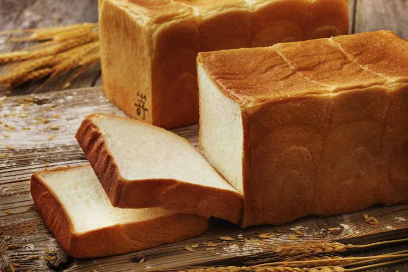 極生“ミルクバター”食パン（2斤サイズ 880円、28mmスタイル 278円）