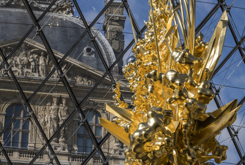 Throne 2018 mixed media h.1040, w.480, d.330 cm photo: Nobutada OMOTE | SANDWICH © Pyramide du Louvre, arch. I. M. Pei, musée du Louvre