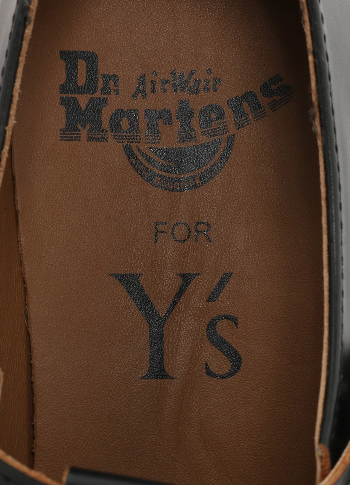 「Y’s Dr. Martens POLLEY T-BAR STRAP SHOES」（ブラック／3万8,000円）