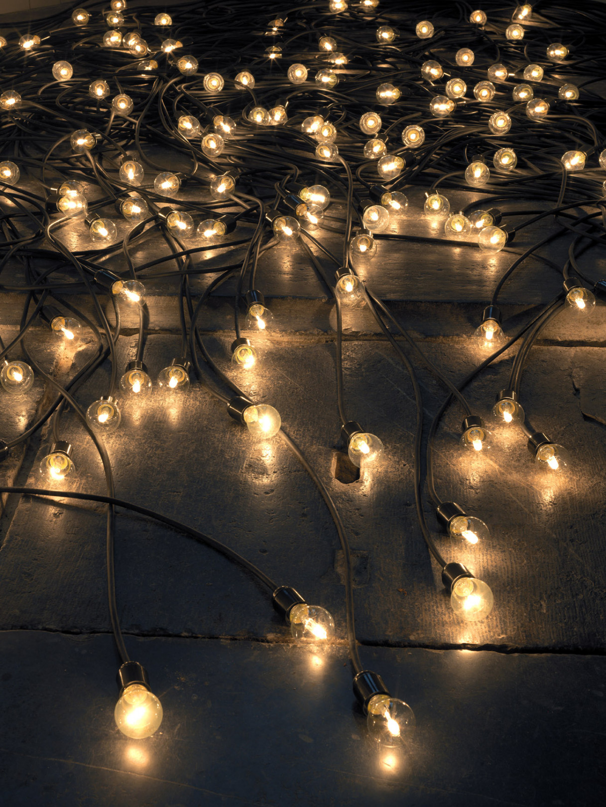 《黄昏》 2015 / ソケット、電球、電気コード / 作家蔵 © Christian Boltanski / ADAGP, Paris, 2019, © Oude Kerk, Amsterdam, Photo by Gert Jan Van Rooij