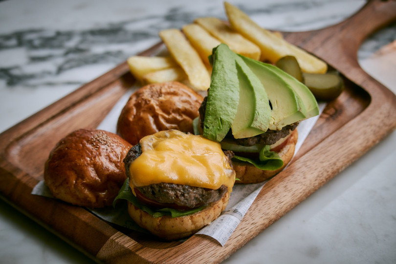 リビングバーガー（1,600円）。チーズとアボカドの2種類を味わえる。