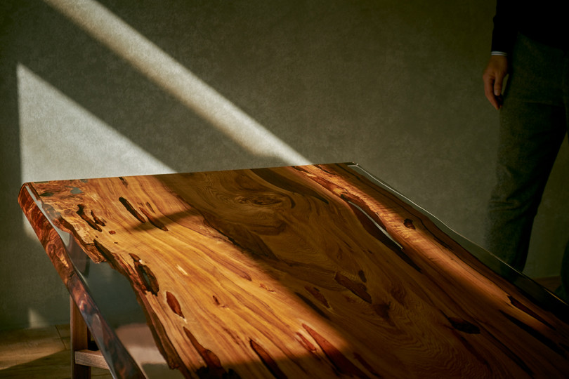 ダイニングテーブル（税込237万6,000円、190×77.5×4.4㎝）、脚（税込21万6,000円、64.5×32.1×65cm）/ アトリエ木馬