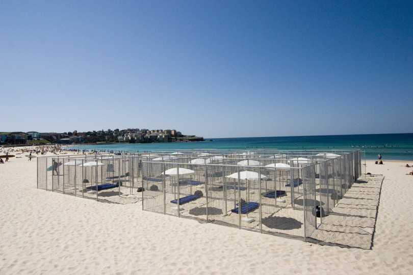 グレゴール・シュナイダー [参考作品]《ボンディ・ビーチ、21のビーチ・セル》 2007年 金網、マットレス、日傘、ゴミ袋
