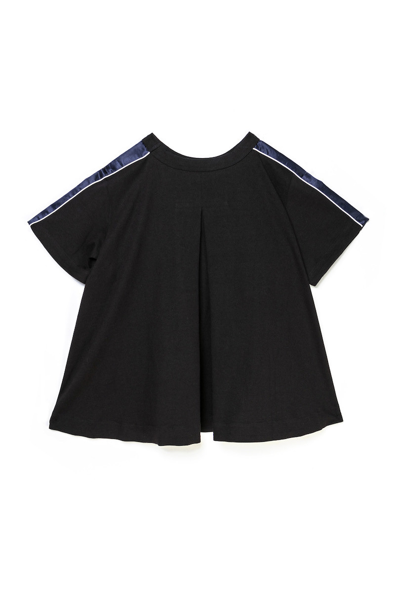 サカイ 2019年春夏カプセルコレクション「Tシャツ」各 32,000円 （ウィメンズ /カラー：ブラック、ホワイト）