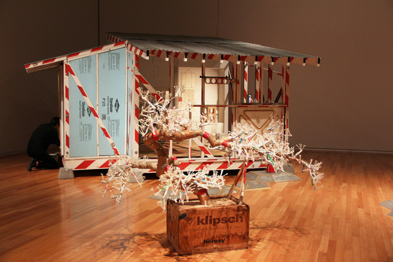 奇抜な作品で知られるトム・サックスが茶道をテーマにした企画展を東京オペラシティで開催