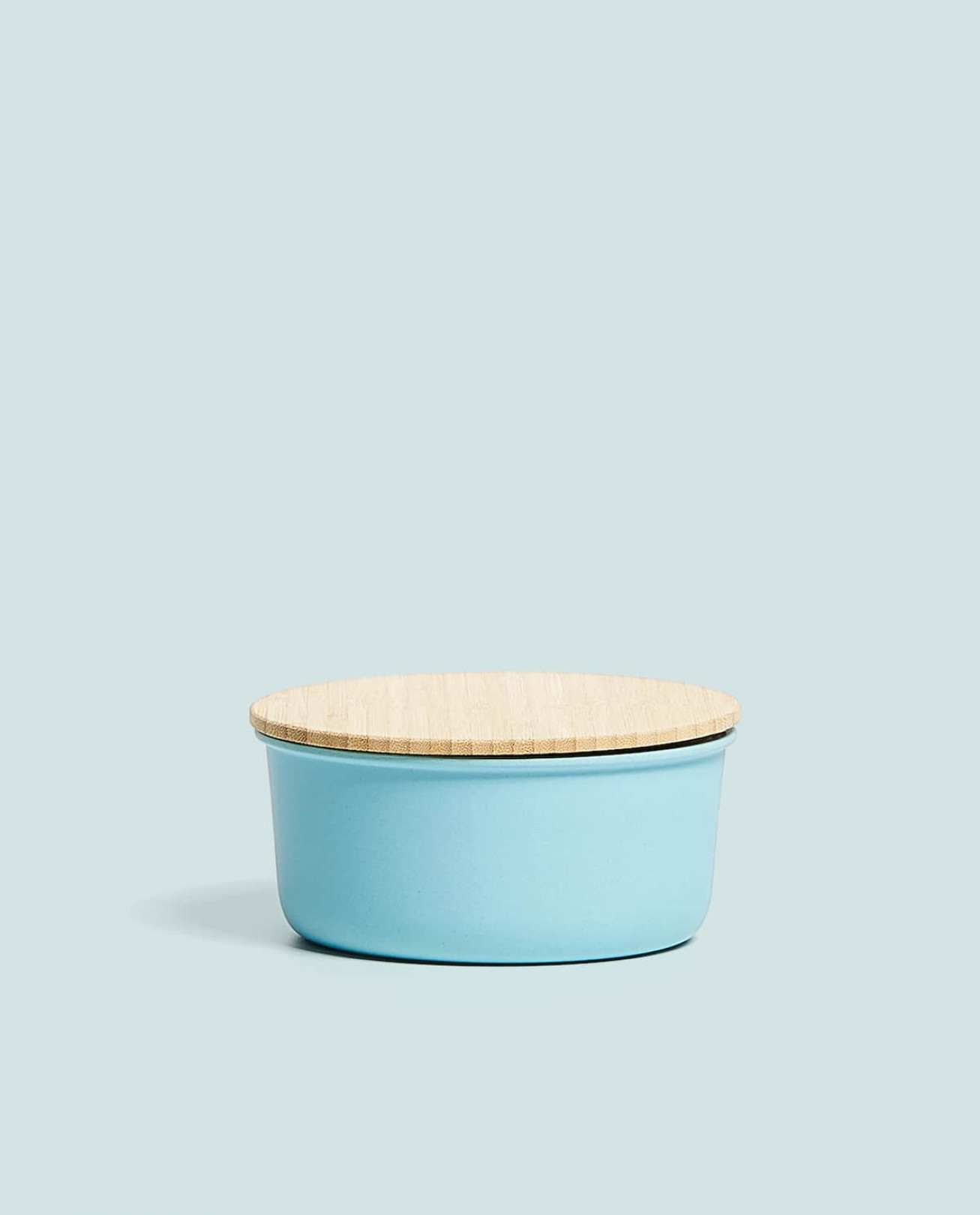 ザラ ホーム（ZARA HOME）が、お花見やピクニックなどのアウトドアシーンをはじめ、毎日のランチタイムにもぴったりな「ピクニックコレクション」の販売をスタートした。