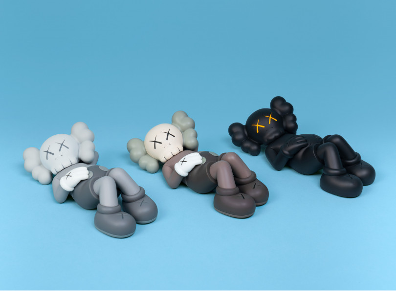 「KAWS:HOLIDAY JAPAN 9.5インチ ビニールフィギュア」ブラウン／グレー／ブラック（約24cm 各2万1,700円）