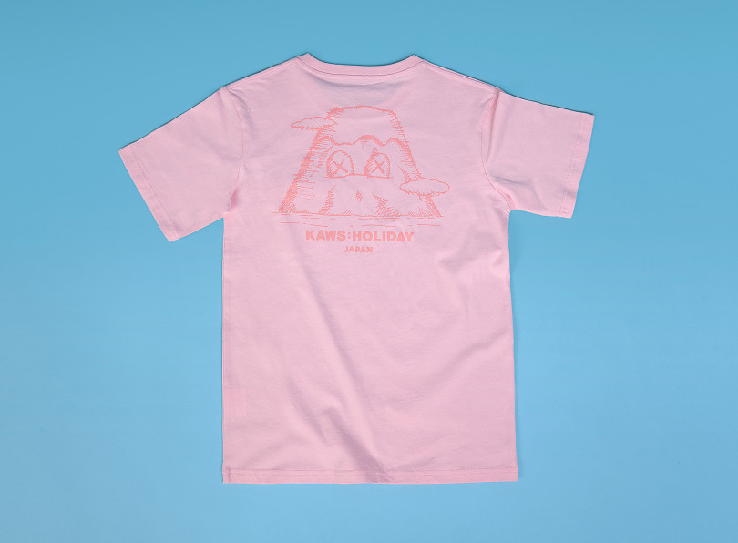 「KAWS:HOLIDAY JAPAN Tシャツ」ポケット：ピンク（M＆L 各5,500円）