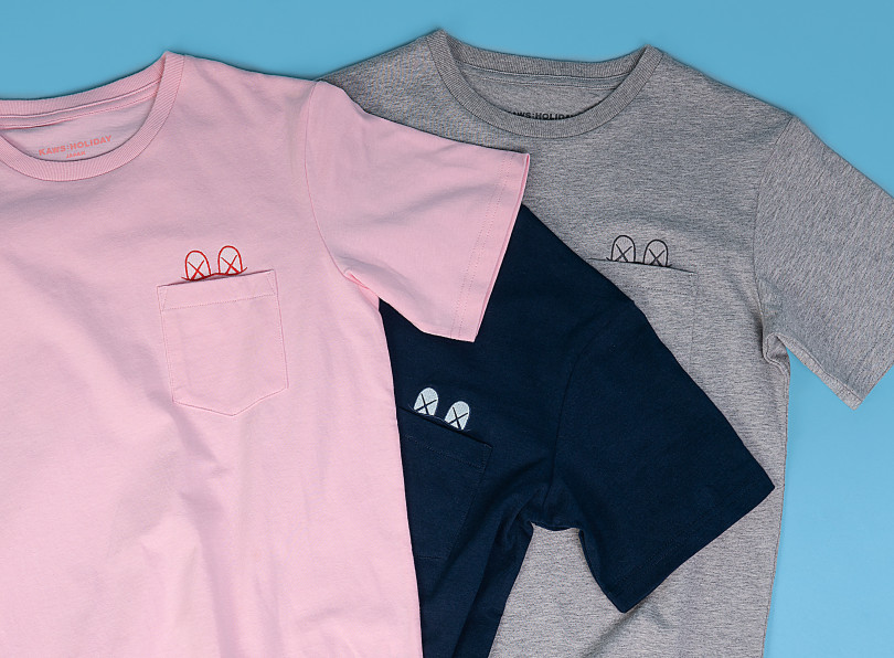 「KAWS:HOLIDAY JAPAN Tシャツ」ポケット：ピンク／ネービー／グレー（M＆L 各5,500円）