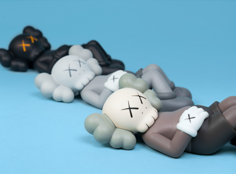 「KAWS:HOLIDAY JAPAN 9.5インチ ビニールフィギュア」ブラウン／グレー／ブラック（約24cm 各2万1,700円）