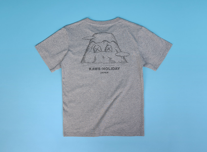 「KAWS:HOLIDAY JAPAN Tシャツ」ポケット：グレー（M＆L 各5,500円）