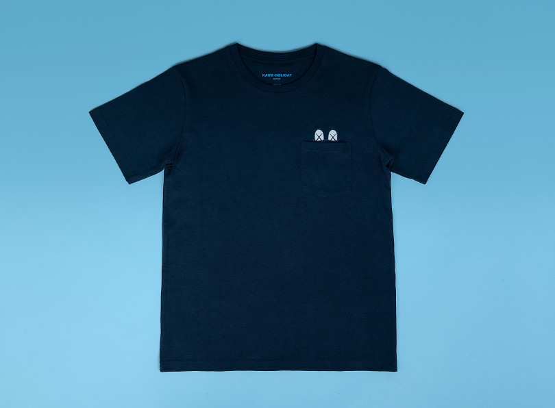 「KAWS:HOLIDAY JAPAN Tシャツ」ポケット：ネービー（M＆L 各5,500円）