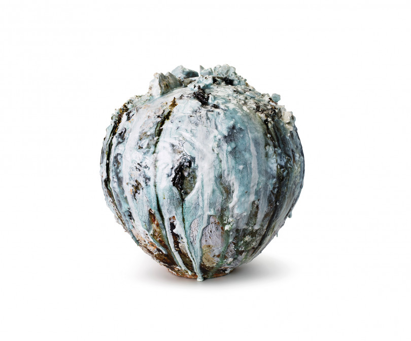 平井明子 ,イギリス 『The Moon Jar "The life of..."』せっ器、磁器、木灰、白長石釉、600 x 600 x 600 mm 2018年