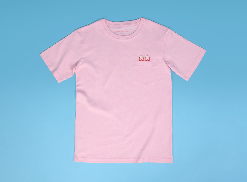 「KAWS:HOLIDAY JAPAN Tシャツ」ポケット：ピンク（M＆L 各5,500円）