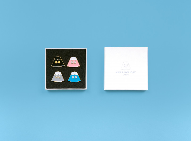 「KAWS:HOLIDAY JAPAN 富士山 ピンセット」ピンク／ブルー／グレー／ブラック（4点セット 2万1,800円）