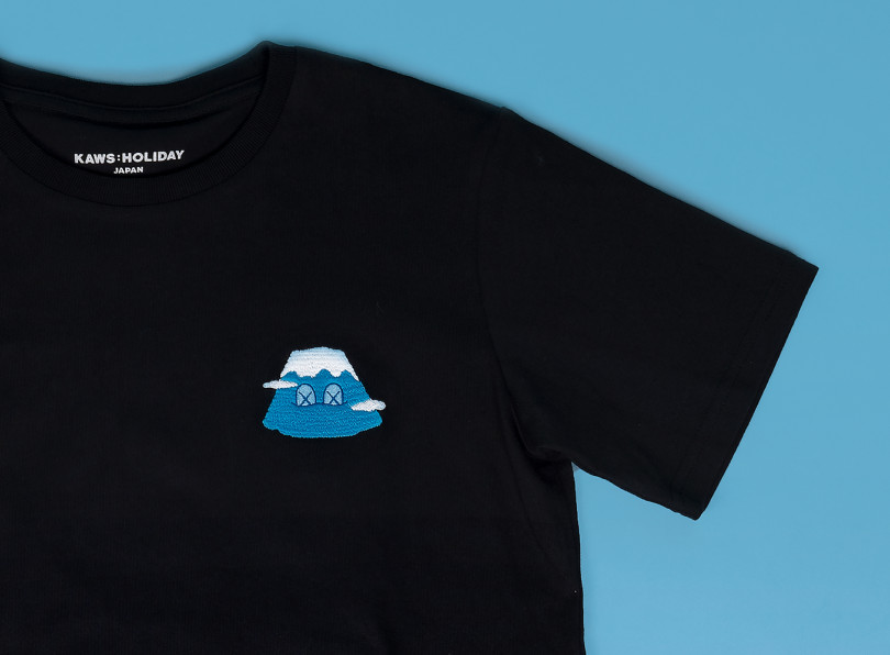 「KAWS:HOLIDAY JAPAN Tシャツ」富士山刺繍ワッペン：ブラック（M＆L 各5,500円）