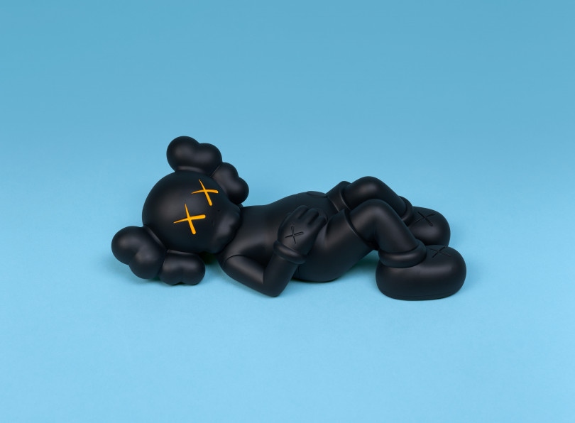 「KAWS:HOLIDAY JAPAN 9.5インチ ビニールフィギュア」ブラック（約24cm 各2万1,700円）