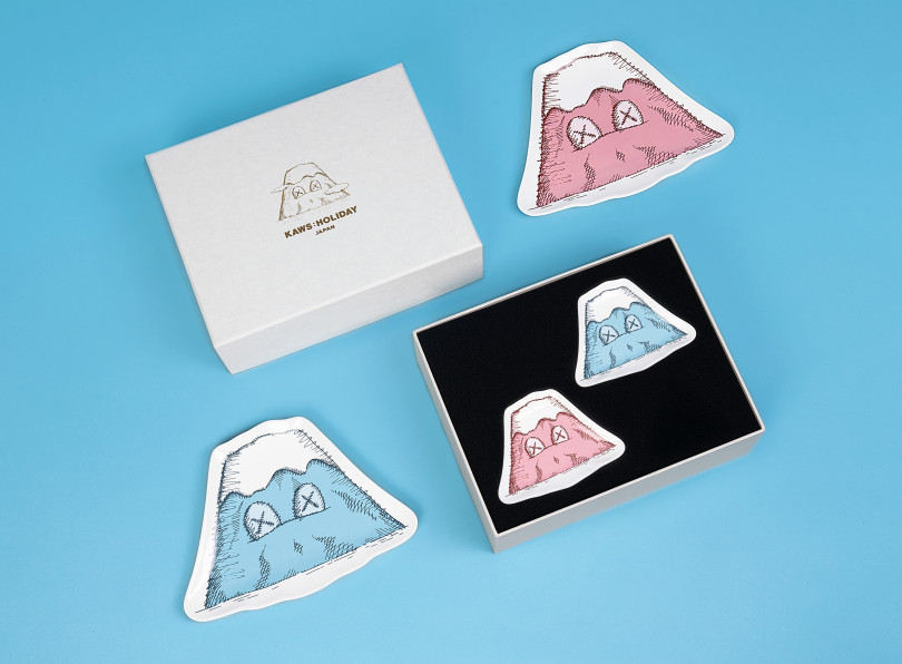 「KAWS:HOLIDAY JAPAN 富士山 セラミックプレートセット」ピンク／ブルー（4点セット 大16cm、小9cm 2万1,800円）