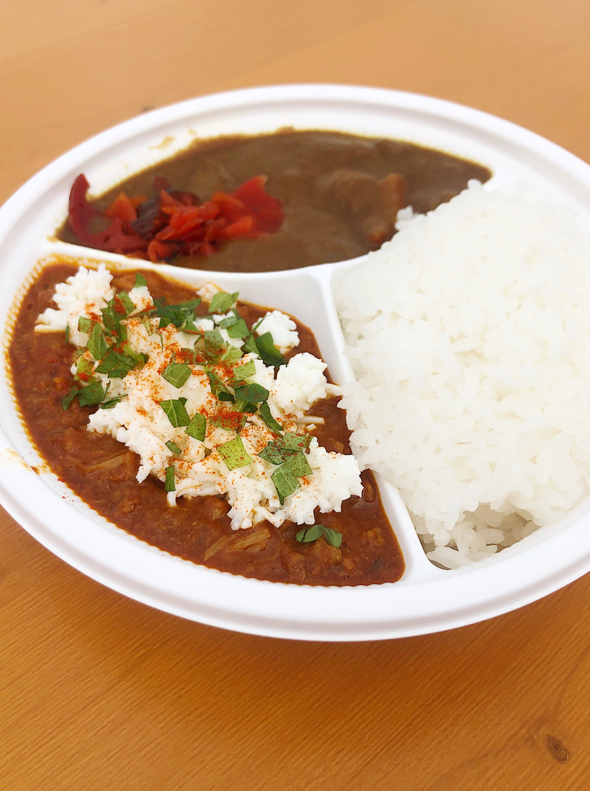 ライス入り専用プレート（300円）へ奥)青星寮カレー、手前)湘南ポークとズワイガニのキーマカレー