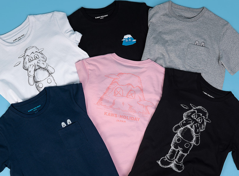 「KAWS:HOLIDAY JAPAN Tシャツ」ポケット：ピンク／ネービー／グレー、富士山刺繍ワッペン：ブラック、スケッチ：ホワイト／ブラック（M＆L 各5,500円）