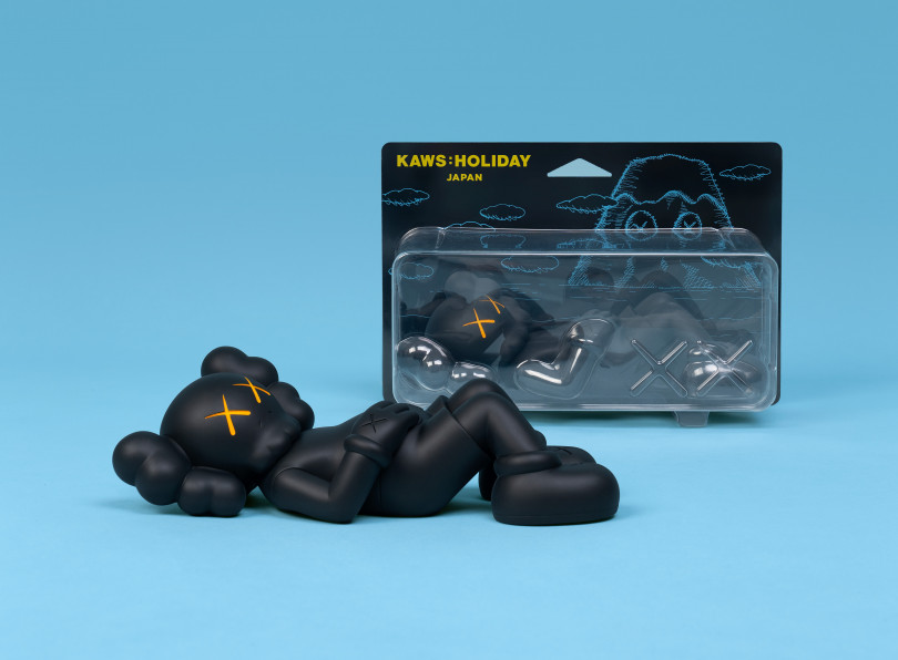 「KAWS:HOLIDAY JAPAN 9.5インチ ビニールフィギュア」ブラック（約24cm 各2万1,700円）