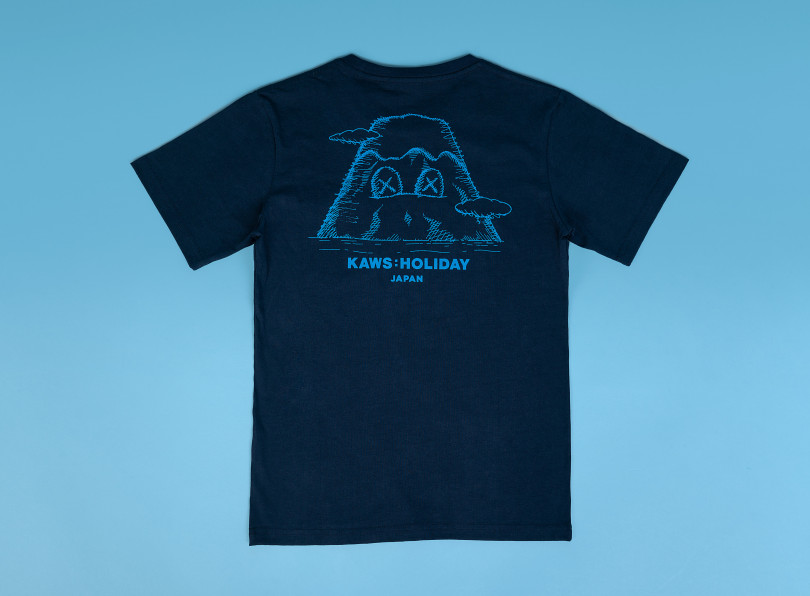 「KAWS:HOLIDAY JAPAN Tシャツ」ポケット：ネービー（M＆L 各5,500円）