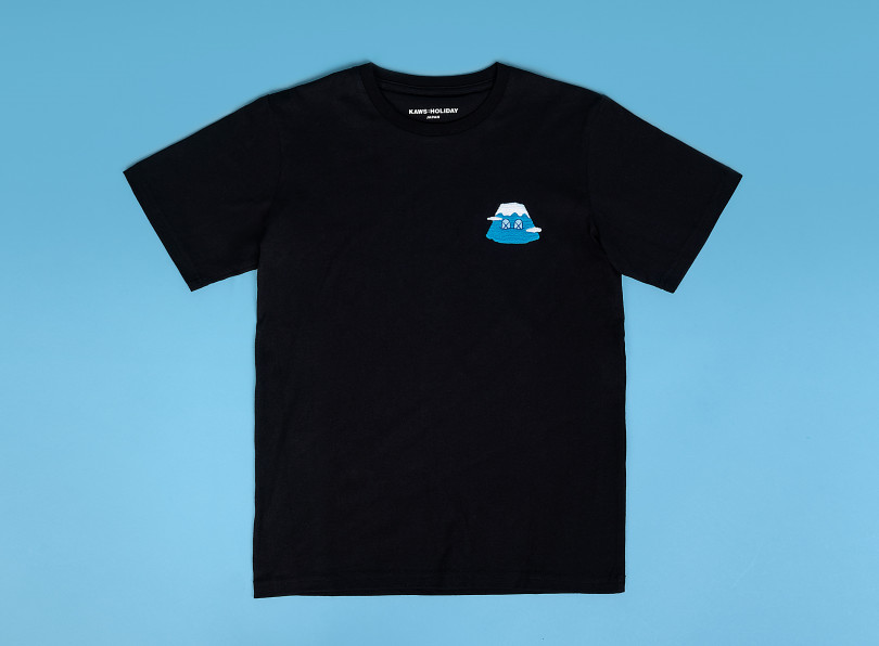 「KAWS:HOLIDAY JAPAN Tシャツ」富士山刺繍ワッペン：ブラック（M＆L 各5,500円）