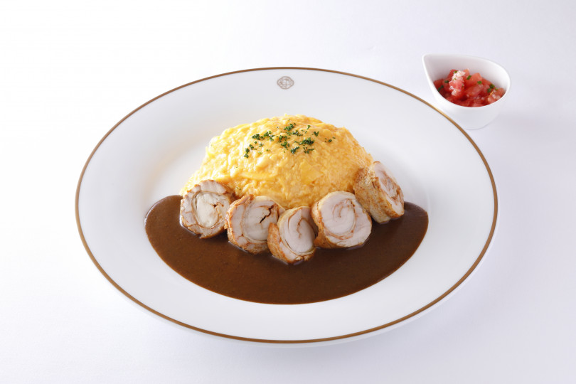 「うめ鶏タンドリーチキンのオムカレーライス」（税込2,430円）