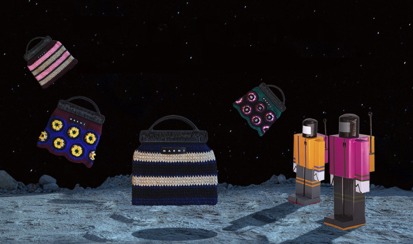 「クロシェバッグ」（各2万2,000円）、右：「宇宙飛行士 オブジェ」（2万4,000円）、左「宇宙飛行士 オブジェ」参考商品