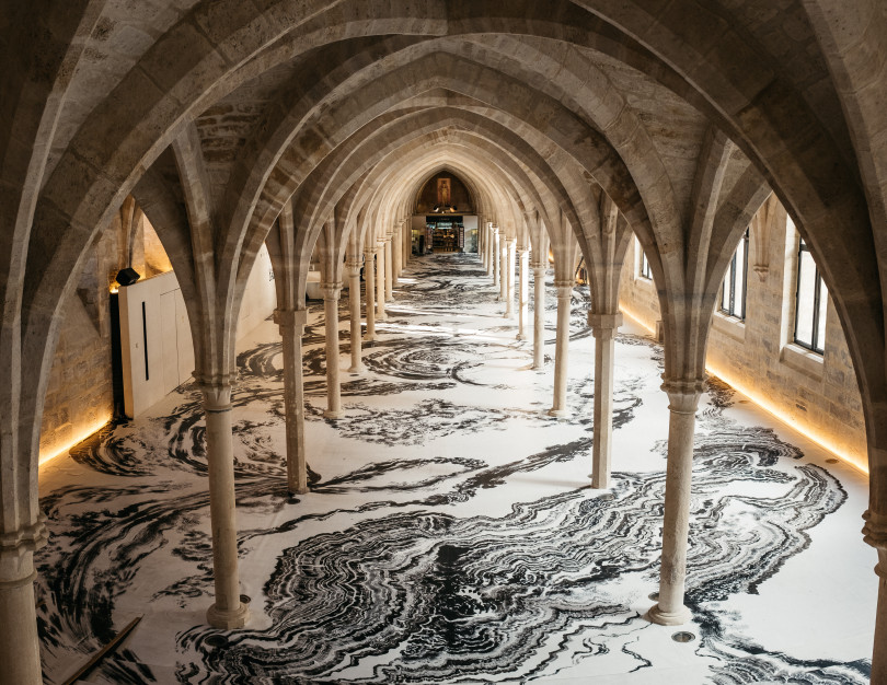 アブデルカデル・バンシャンマ《宇宙創生の響き》2018年  アクリル/コーティング・シート Installation view: Collège des Bernardins, Paris Photo: Jean-Mathieu Gautier