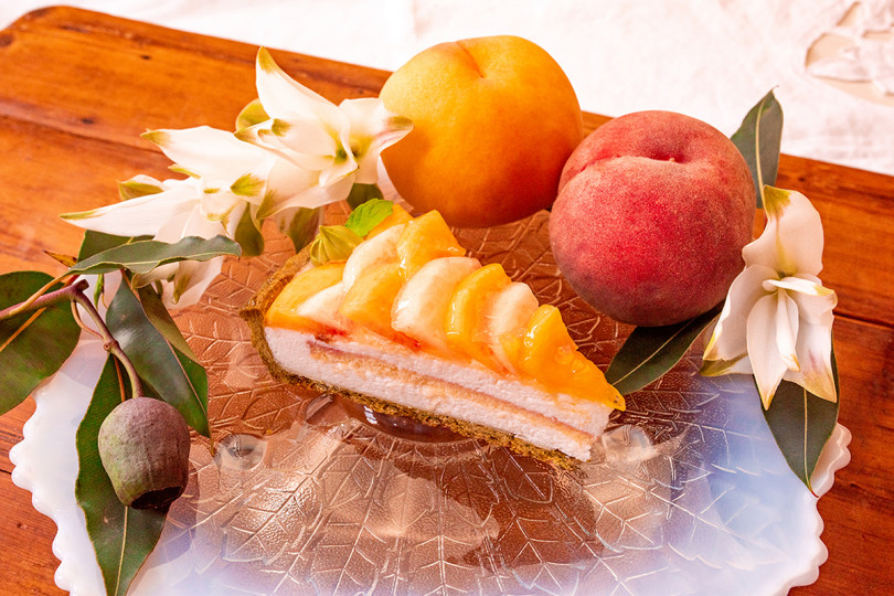 「2 色の桃とはちみつヨーグルトムースのタルト」（ピース 税込651円）