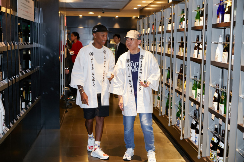 ファレル・ウィリアムスとNIGO®が新宿伊勢丹で鏡開き!  2人がプロデュースする新進気鋭の日本酒「SAKE STORM COWBOY®」