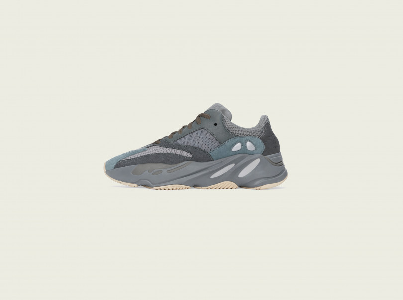 アディダスとカニエ・ウエストの「YEEZY BOOST 700」に新色グレーが登場!