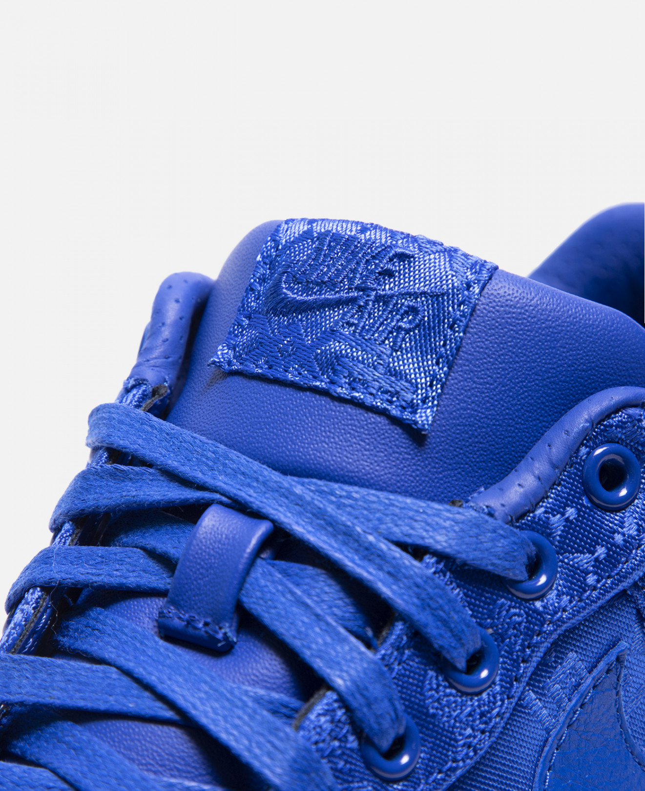 CLOT×NIKE「ROYALE UNIVERSITY BLUE SILK FORCES」（2万5,000円）国内では伊勢丹新宿店で11月2日より先行販売