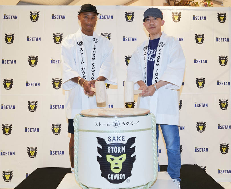 ファレル・ウィリアムスとNIGO®が新宿伊勢丹で鏡開き!  2人がプロデュースする新進気鋭の日本酒「SAKE STORM COWBOY®」