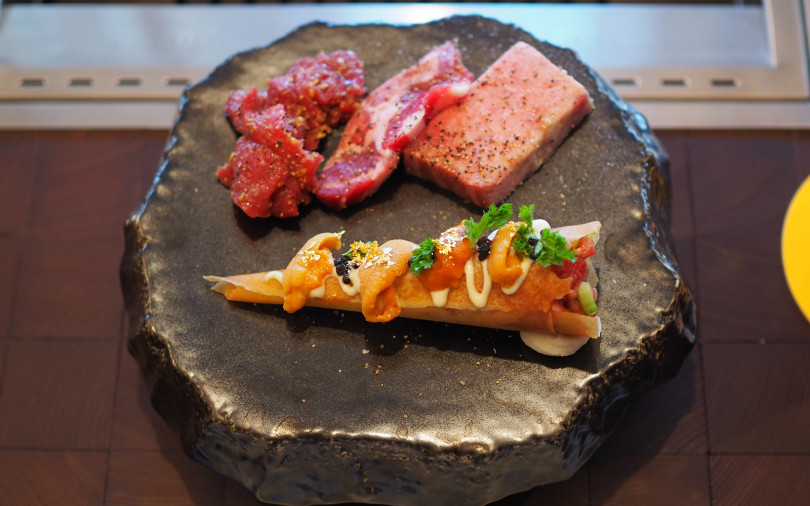 「渋谷焼肉 KINTAN」オープン記念のコース料理のメニュー「フレッシュキャビアとうにのサーロインユッケ」（写真手前）と「30日間熟成したタンの盛り合わせ」