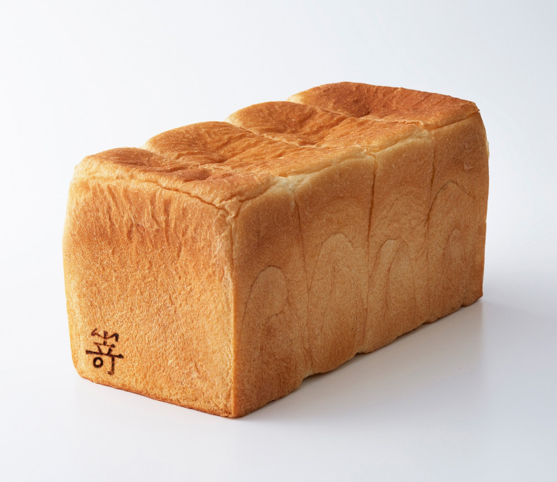 嵜本の看板商品「極美“ナチュラル”食パン」（2斤サイズ 833円、28mmスタイル 259円）