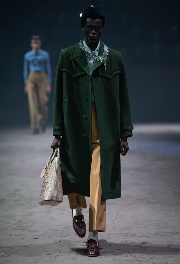 グッチ（GUCCI）が、2020-21年秋冬メンズコレクションショーをイタリア・ミラノのパラッツォ・デッレ・シンティッレ（Palazzo delle Scintille）で開催した。